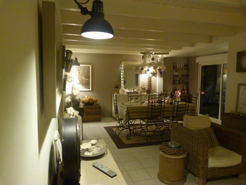 Hotel Les Persiennes Saintes Zewnętrze zdjęcie